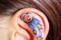 Nổi da gà với thú xăm hình khoe tai