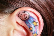 Nổi da gà với thú xăm hình khoe tai