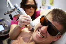 Cận cảnh quy trình xóa bỏ hình xăm đầy đau đớn