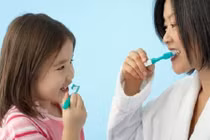 Mẹo hay dạy con tự đánh răng