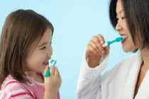 Mẹo hay dạy con tự đánh răng