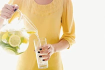 Trẻ hóa cơ thể nhờ nước chanh mật ong buổi sáng