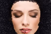 Xa xỉ đắp mặt nạ dưỡng da bằng trứng cá muối đen