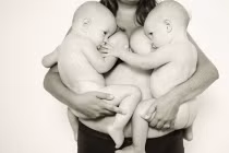 Xúc động với chùm ảnh mẹ sinh đôi cho con bú