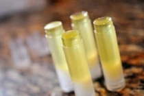 Tinh chất dưỡng môi ban đêm chống nứt nẻ