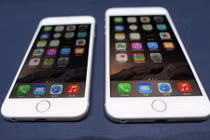 Nhà sư khoe iPhone 6: “Chỉ sờ máy lấy lộc cho cửa hàng”