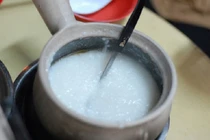 Bé 8 tháng tuổi tử vong sau ăn tại nơi giữ trẻ