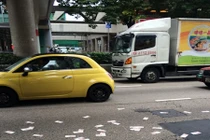 USD rơi la liệt mặt đường... dân ùa ra “hôi của"