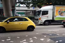 USD rơi la liệt mặt đường... dân ùa ra “hôi của"