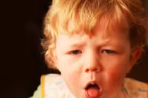 Mách mẹ nhận biết dấu hiệu bé bị viêm phổi