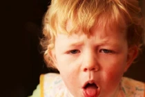 Mách mẹ nhận biết dấu hiệu bé bị viêm phổi