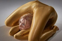 Kỳ lạ cô gái uốn dẻo từng milimet cơ thể