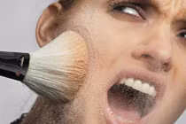 Hậu quả kinh hoàng của việc thường xuyên trang điểm