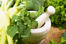 7 loại rau gia vị trị mụn hiệu quả