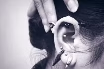 Rùng mình mốt xỏ khuyên vành tai của giới trẻ