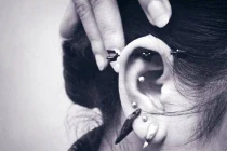 Rùng mình mốt xỏ khuyên vành tai của giới trẻ