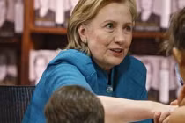 Bà Clinton “đá xoáy” Australia quá lệ thuộc TQ