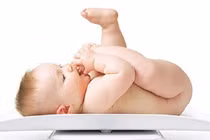 Lưu ý chăm sóc trẻ sơ sinh nặng cân 