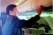 Người TQ móc túi cựu đại tá không quân trên máy bay