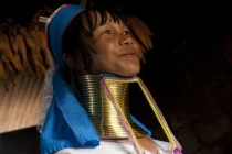 Quái chiêu kéo dài cổ đeo vòng làm đẹp