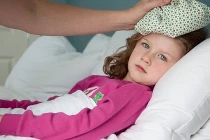 Mẹo dân gian hạ sốt hiệu quả cho bé