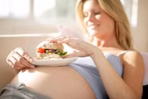 Sai lầm khi ăn uống của mẹ khiến thai nhi chậm lớn