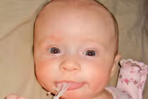 Những pha dở khóc dở cười khi bé nôn trớ