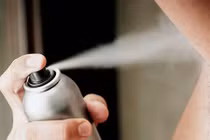 Nguy hại khôn lường khi dùng xịt khử mùi cơ thể