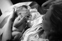 Xúc động khoảnh khắc cha mẹ gặp con lần đầu tiên