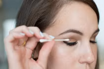 Mẹo làm đẹp độc đáo với tăm bông