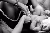 Ảnh xúc động về khoảnh khắc cắt dây rốn cho trẻ