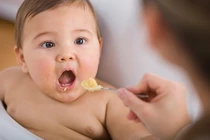 Mách mẹ cách giúp bé làm quen với đồ ăn