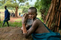 Rùng mình hủ tục nong môi đeo khuyên làm đẹp