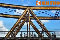 Zoom cận cảnh dấu ấn thời gian bên cây cầu Long Biên