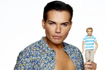 Hành trình phẫu thuật thành búp bê nam của trai trẻ