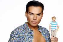 Hành trình phẫu thuật thành búp bê nam của trai trẻ