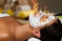 Cận cảnh đốt lửa massage mặt làm đẹp 