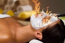 Cận cảnh đốt lửa massage mặt làm đẹp 