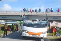 Xe chui không lọt gầm cầu vượt, 26 người bị thương