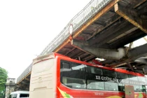 Hà Nội: Xe du lịch “chết đứng” ở gầm cầu Long Biên
