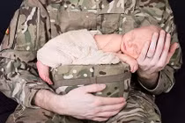 Xúc động bộ ảnh con của những người lính