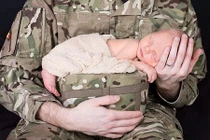 Xúc động bộ ảnh con của những người lính