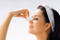 Tự làm mặt nạ lột mụn đầu đen trên mũi 