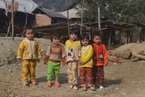 Mua chịu bánh, kẹo “thưởng” tết cho giáo viên