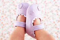 Lưu ý cách chọn giày dép mùa thu cho trẻ