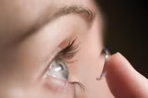 Mù mắt, trùng amip ăn nhãn cầu vì kính áp tròng