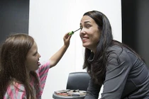 Xúc động chùm ảnh con gái trang điểm cho mẹ