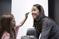 Xúc động chùm ảnh con gái trang điểm cho mẹ