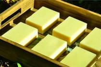 Trổ tài làm xà phòng sữa mẹ