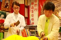 Kinh hãi massage bằng dao chặt thịt